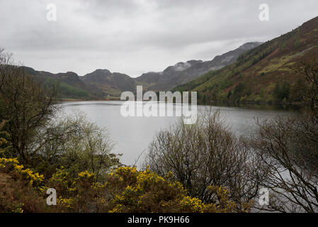 Journée de printemps pluvieux à Llyn Crafnant près de Wrexham, Snowdonia dans le Nord du Pays de Galles. Banque D'Images