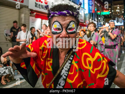 Danseur japonais avec le maquillage au cours de l'été danse Koenji Awaodori street festival, région du Kanto, Tokyo, Japon Banque D'Images