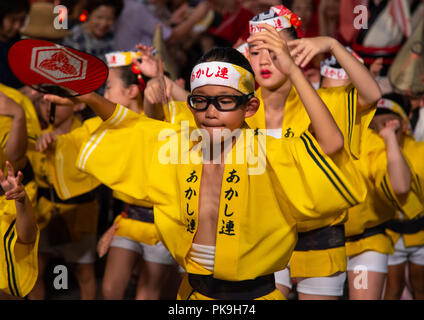 Les enfants japonais Koenji Awaodori pendant le festival de danse, région du Kanto, Tokyo, Japon Banque D'Images