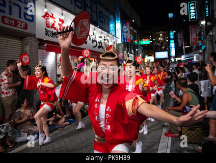 La femme japonaise au cours de l'été danse Koenji Awaodori street festival, région du Kanto, Tokyo, Japon Banque D'Images