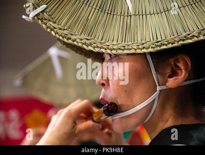 Japanese woman with straw hat Koenji Awaodori pendant le festival de danse, région du Kanto, Tokyo, Japon Banque D'Images