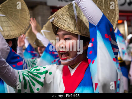 Japanese girl with hat Koenji Awaodori pendant le festival de danse, région du Kanto, Tokyo, Japon Banque D'Images