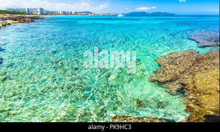 Belle vue panoramique de mer plage de Cala Millor, magnifique côte de Majorque, Espagne Mer Méditerranée Banque D'Images