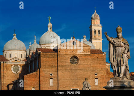 Abbaye de St Justina dômes renaissance et façade de briques avec le pape Clément XIII statue à Prato della Valle (pelouse de la vallée) Square dans le quartier historique Banque D'Images