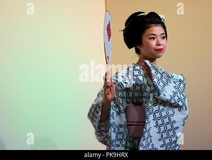 Femme dansant Maiko sur scène pendant une étape, région du Kansai, Kyoto, Japon Banque D'Images