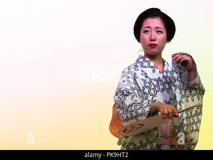 Femme dansant Maiko sur scène pendant une étape, région du Kansai, Kyoto, Japon Banque D'Images