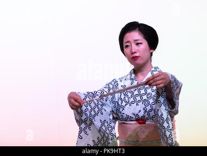 Femme dansant Maiko sur scène pendant une étape, région du Kansai, Kyoto, Japon Banque D'Images