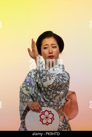 Femme dansant Maiko sur scène pendant une étape, région du Kansai, Kyoto, Japon Banque D'Images