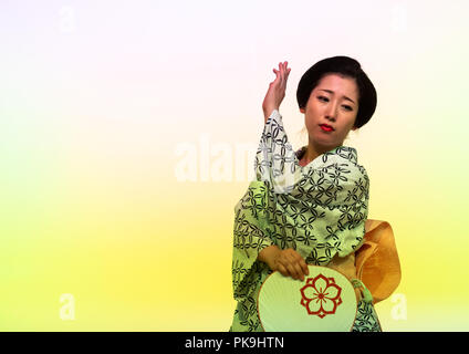 Femme dansant Maiko sur scène pendant une étape, région du Kansai, Kyoto, Japon Banque D'Images