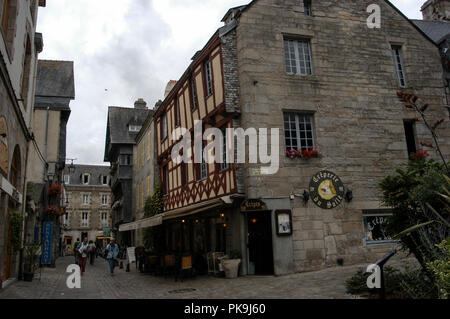 L'une des rues étroites de la vieille ville de Quimper, situé dans la province de la Bretagne du nord-ouest de la France Banque D'Images