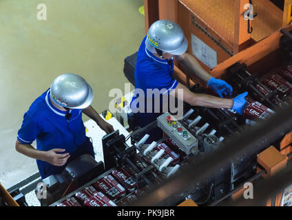 La production de bière Asahi Asahi Breweries, l'intérieur de la région de Kyushu, Fukukoa, Japon Banque D'Images