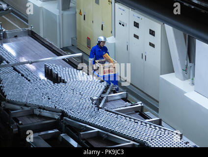 La production de bière Asahi Asahi Breweries, l'intérieur de la région de Kyushu, Fukukoa, Japon Banque D'Images