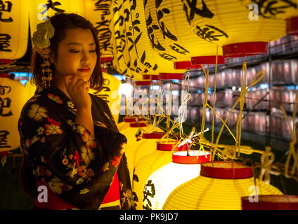 Dans yaukuta femme japonaise au cours Gokoku culte Mitama matsuri festival Obon célébrant le retour des esprits des morts, de la région de Kyushu, Fukuoka Banque D'Images