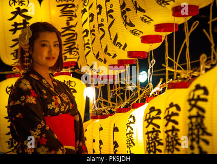 Dans yaukuta femme japonaise au cours Gokoku culte Mitama matsuri festival Obon célébrant le retour des esprits des morts, de la région de Kyushu, Fukuoka Banque D'Images