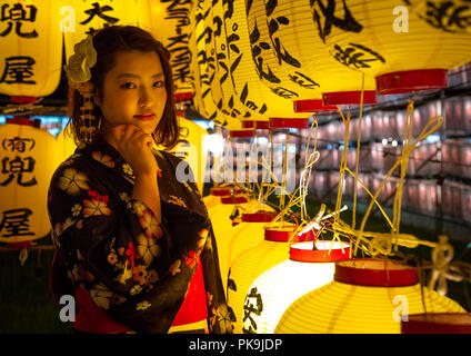 Dans yaukuta femme japonaise au cours Gokoku culte Mitama matsuri festival Obon célébrant le retour des esprits des morts, de la région de Kyushu, Fukuoka Banque D'Images