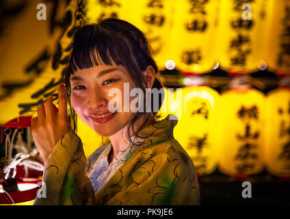 Dans yaukuta femme japonaise au cours Gokoku culte Mitama matsuri festival Obon célébrant le retour des esprits des morts, de la région de Kyushu, Fukuoka Banque D'Images