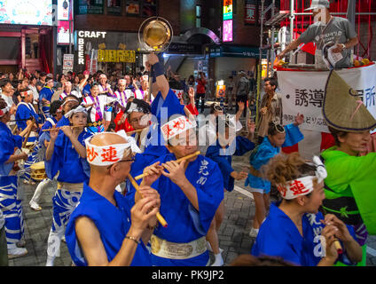 Les musiciens japonais Koenji Awaodori au cours de la Summer Street dance festival, région du Kanto, Tokyo, Japon Banque D'Images