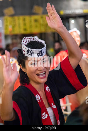 La femme japonaise au cours de l'été danse Koenji Awaodori street festival, région du Kanto, Tokyo, Japon Banque D'Images