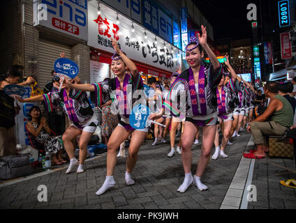 Danseurs japonais Koenji Awaodori au cours de la Summer Street dance festival, région du Kanto, Tokyo, Japon Banque D'Images