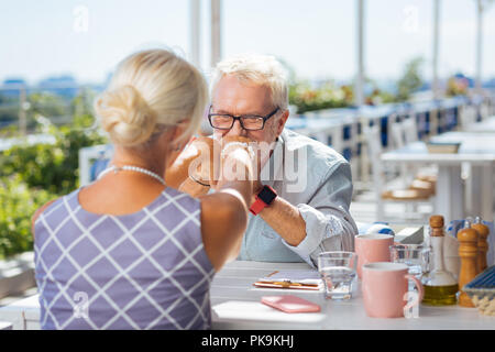 Joyeux joyeux man kissing son épouse mains Banque D'Images