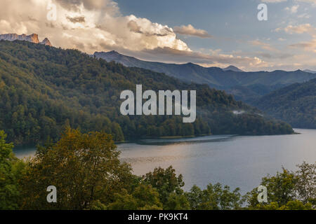 Lake Goygol en Azerbaïdjan en Septembre Banque D'Images