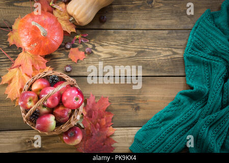Encore l'automne de la vie. La récolte, la citrouille, les pommes dans le panier, et de feuilles d'automne Banque D'Images