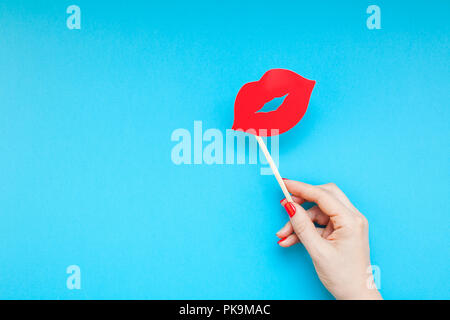 Les frais généraux de création top view élégant rétro papier rouge lèvres femme accessoires photo booth en main copie espace fond turquoise. Les fêtes d'anniversaire et de mariage Banque D'Images