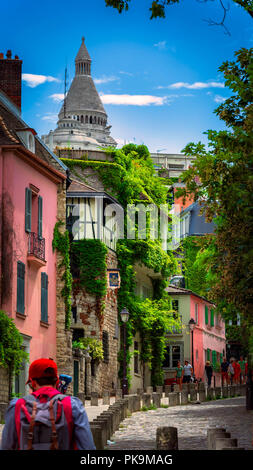 Homme marche dans une rue étroite à Montmartre, Paris, France Banque D'Images