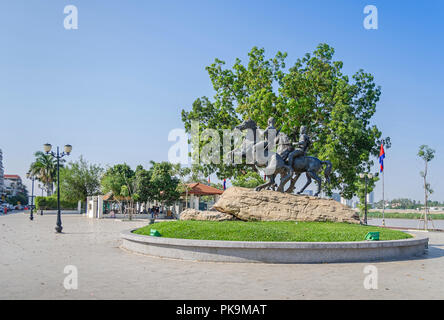 Phnom Penh, Cambodge - 9 Avril 2018 : Vue de la Preah Sisowath Quay avec le cheval monument aux warriors Techo AEM et Techo Yot et drapeaux Banque D'Images