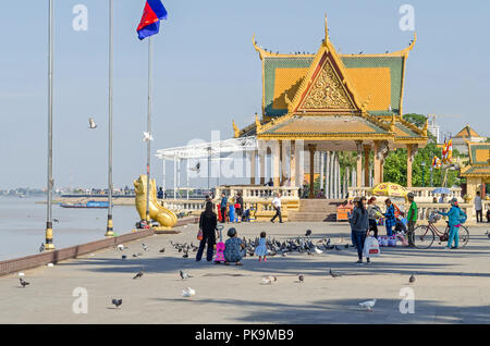 Phnom Penh, Cambodge - 9 Avril 2018 : Preah Sisowath Quay, un public au bord de la promenade le long de la rivière Tonle Sap avec un espace ouvert en face de la Banque D'Images