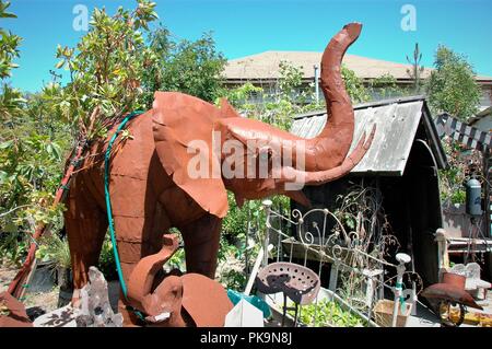 Jardin en bois et métal dans l'art gallery à vendre en Californie, États-Unis d'Amérique Oceano Banque D'Images