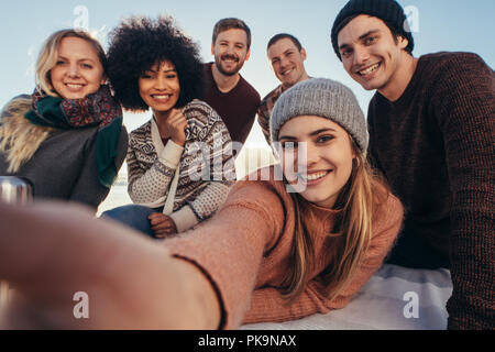 Jeunes amis de prendre au cours de selfies beach party. Groupe de race mixte prise d'amis sur le bord de la mer. selfies Banque D'Images