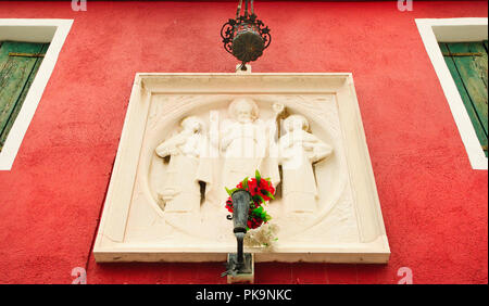 Chambre colorée avec image religieuse à Burano, Italie Banque D'Images