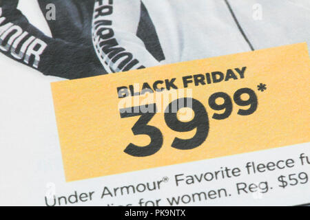 Le vendredi noir vente annonce sur l'habillement en courrier hebdomadaire - USA Banque D'Images
