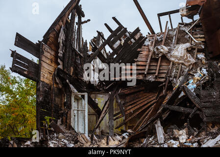 L'ancienne maison en bois brûlé vers le bas avec des meubles d'une vue de l'intérieur Banque D'Images