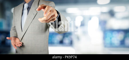 Businessman workimg sur VR blank tactile ordinateur de bureau sur l'arrière-plan flou. Banque D'Images