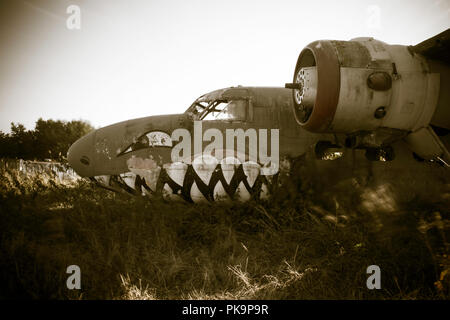 World War 2 avion abandonnée à un aéroport désaffecté au Royaume-Uni. Banque D'Images