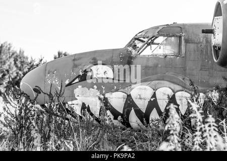 World War 2 avion abandonnée à un aéroport désaffecté au Royaume-Uni. Banque D'Images