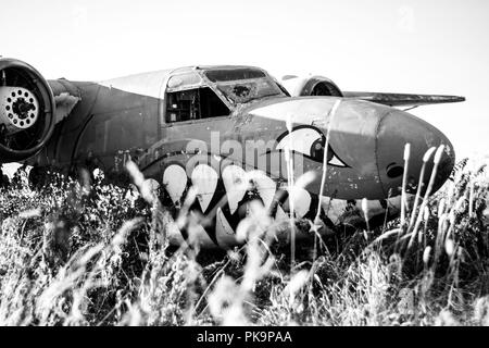 World War 2 avion abandonnée à un aéroport désaffecté au Royaume-Uni. Banque D'Images