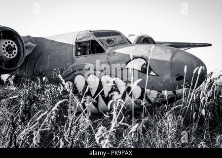 World War 2 avion abandonnée à un aéroport désaffecté au Royaume-Uni. Banque D'Images