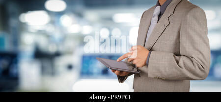 Businessman workimg sur VR blank tactile ordinateur de bureau sur l'arrière-plan flou. Banque D'Images