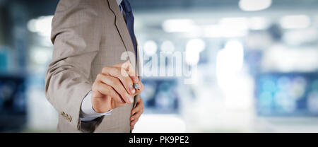 Businessman workimg sur VR blank tactile ordinateur de bureau sur l'arrière-plan flou. Banque D'Images