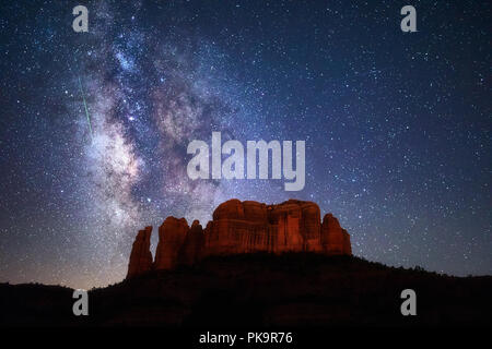 Meteor dans la voie lactée au-dessus de Cathedral Rock à Sedona, Arizona Banque D'Images