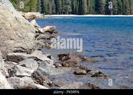 Les roches et vue sur le lac au Lac Tenaya dans Yosemite National Park Banque D'Images