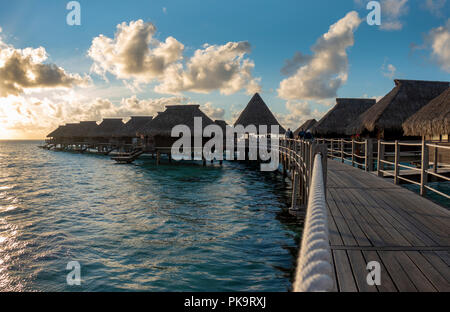 Au fil de l'eau bungalows de l'hôtel Hilton Lagoon Resort and Spa,, 98728 Papetoai Moorea, Tahiti, Polynésie Française Banque D'Images