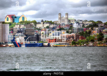 St John's, NL, Canada - le 10 août 2018 : le centre-ville de St. John's avec la Basilique de Saint Jean le Baptiste et la ligne colorée abrite la ville est Banque D'Images