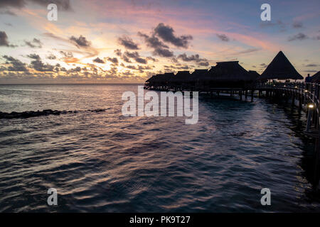 Au fil de l'eau bungalows de l'hôtel Hilton Lagoon Resort and Spa,, 98728 Papetoai Moorea, Tahiti, Polynésie Française Banque D'Images