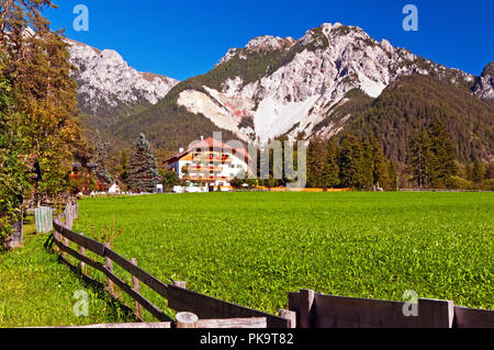 Montagnes, les bâtiments et les champs autour de San Vigilio di Marebbe, Italie Banque D'Images