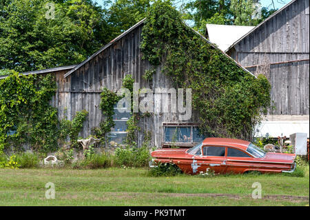 Ford Mercury abandonnés par barn Banque D'Images