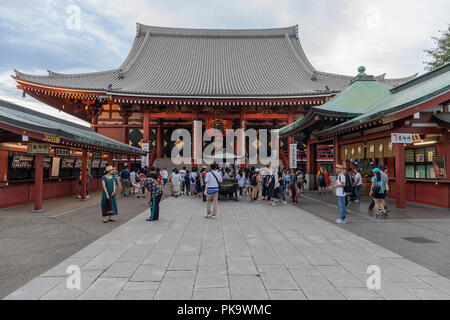 Les visiteurs du temple Senso-ji à Tokyo sont devant le temple principal hall, l'Kannondo Ha.ll Banque D'Images